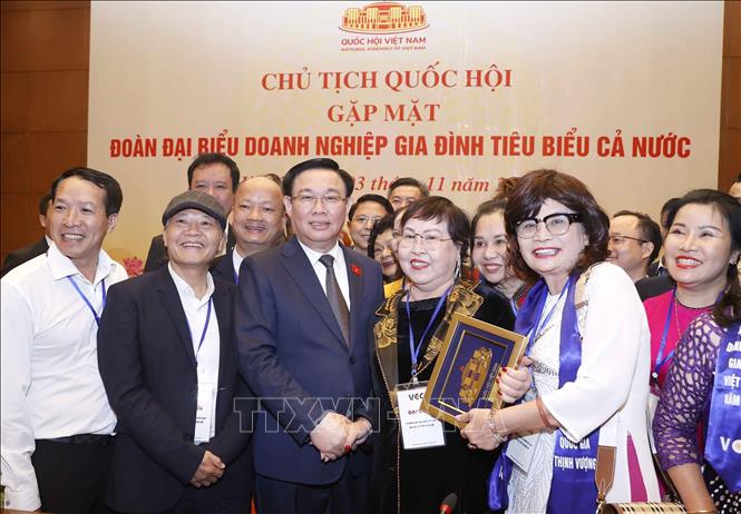Chủ tịch Quốc hội Vương Đình Huệ với các đại biểu. Ảnh: Doãn Tấn/TTXVN