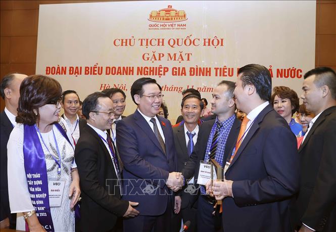 Chủ tịch Quốc hội Vương Đình Huệ với các đại biểu. Ảnh: Doãn Tấn/TTXVN