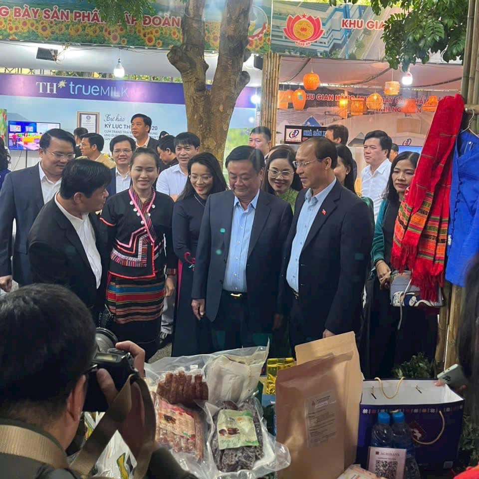 Ông Lê Minh Hoan – Bộ trưởng Bộ nông nghiệp và Phát triển nông thôn, Lãnh đạo tỉnh Nghệ An và các đại biểu thăm quan các gian hàng giới thiệu sản phẩm của các vùng, miền Nghệ An