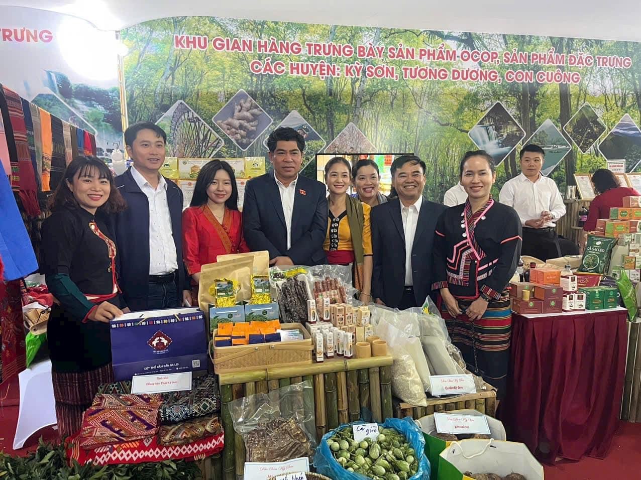 21 các sản phẩm đến từ huyện Kỳ Sơn, Tương Dương, Con Cuông như: Gừng, bò giàng, gà đen, dệt thổ cẩm, chè shan tuyết, cà ngọt, măng khô, rượu nếp cẩm, trà dược liệu, mây tre đan,...