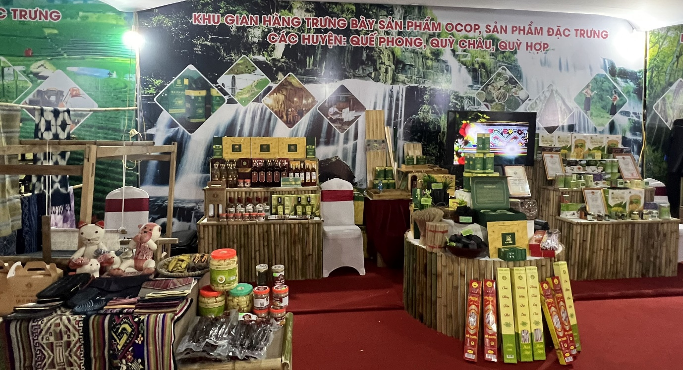 20 sản phẩm đến từ huyện Quế Phong, Quỳ Châu, Quỳ Hợp như: Trà hoa vàng, thịt chua, gạo nếp khầu cày nọi, rượu mú từn, dệt thổ cẩm, mật ong, măng muối, hương trầm, trà túi lọc, chuối sấy, bột rau má,…