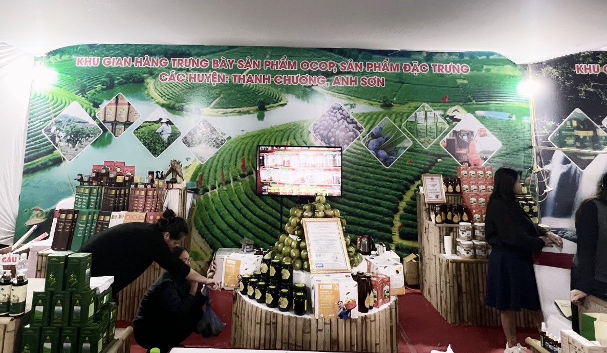 18 sản phẩm đến từ các huyện Anh Sơn, Thanh Chương như: Chè xanh, dầu gội, dầu xả, tinh dầu, sữa tắm từ thiên nhiên, ngũ cốc, trám đen, hương trầm, mật ong, cam tổng đội, nhút Thanh Chương,…