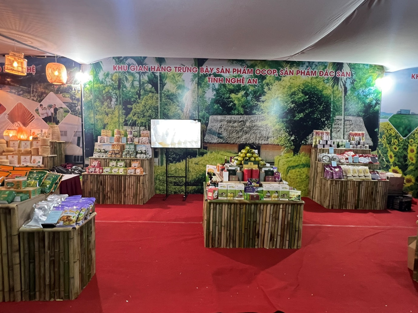 60 sản phẩm OCOP đến từ các địa phương Nam Đàn, TP. Vinh, Nghi Lộc, Diễn Châu, Quỳnh Lưu, Đô Lương, Yên Thành, TX. Thái Hoà, TX. Hoàng Mai, TX. Cửa Lò